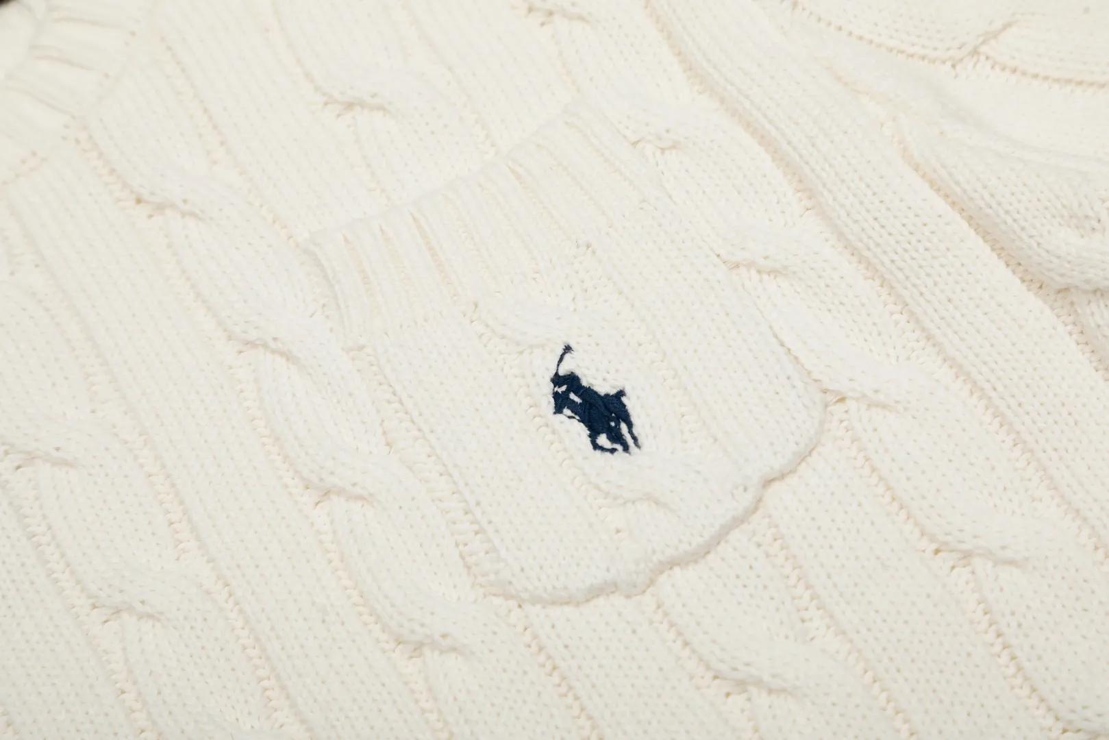 P154 💰 "Top quality" Style number: DS222# (not off the shelves all year round) [Ralph Lauren round neck pocket style solid color pony embroidered logo knitted short sleeves] ✅Ralph Lauren Ralph Lauren classic basic pocket all-match style goddess knitted short sleeves for all seasons ✅Main supplier platform live broadcast Wholesale entity Replenish when out of stock Not off the shelf ✅ZP quality 1:1 version Scan the code to enter the GF website Counter quality ✅Details and quality are the only one in Guangzhou. Imported quality cotton yarn, focusing on high-end, cost-effective, good quality needless to say. ✅The version is restored to the original order. The maximum size can be worn up to 160 pounds. Loose, comfortable and stress-free. ✅The upper body is simple and easy to match. A must-have for goddess ootd. Good-looking clothes are never picky. A must-have in the goddess’ wardrobe. Size: S-XL. Color: White, almond, purple, orange, gray, yellow, black, khaki, pink, navy, rose, green. Chinese red olive green light blue white label light blue blue label
